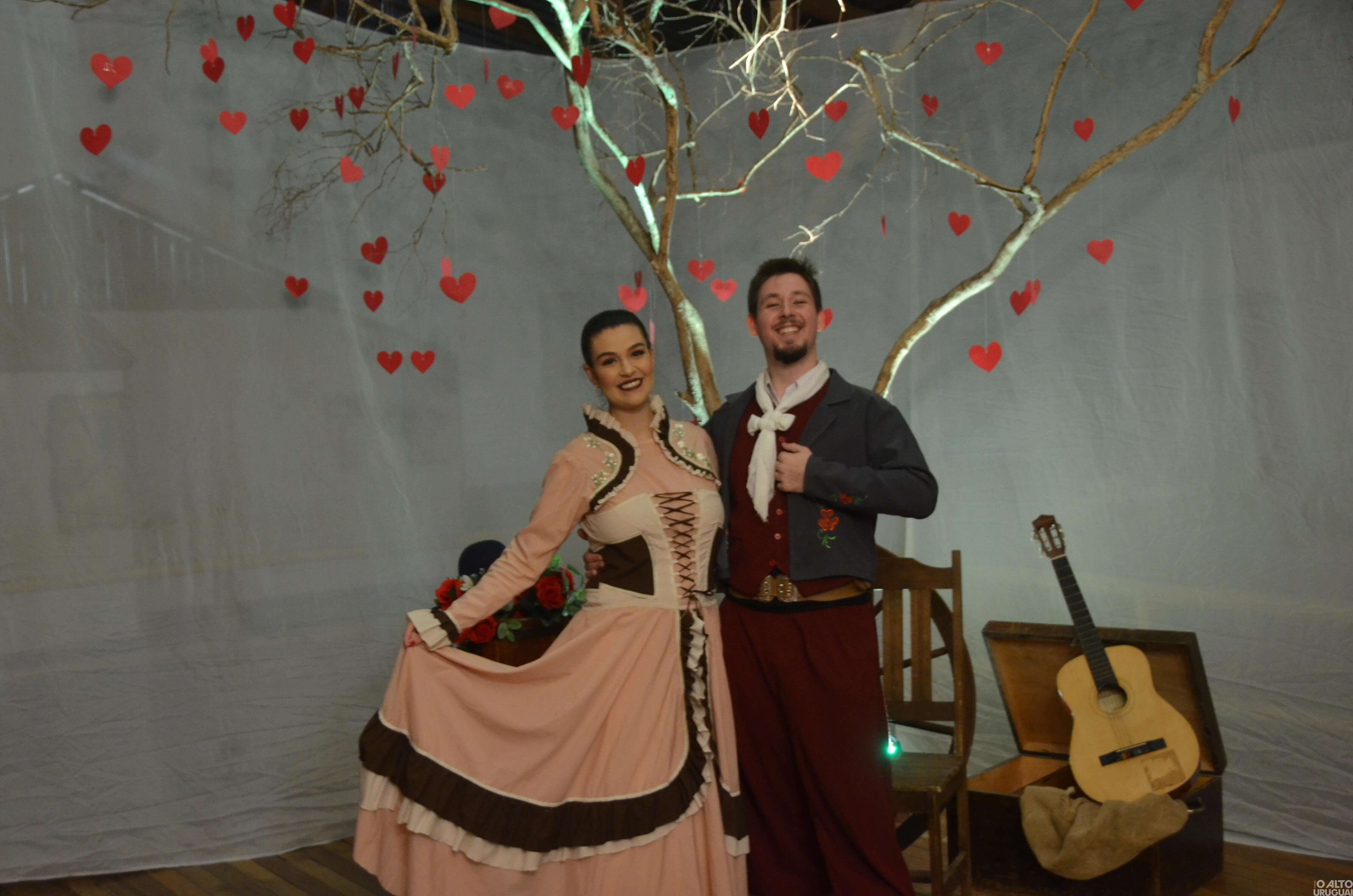 Noite do Galanteio reúne casais no CTG Rodeio da Querência