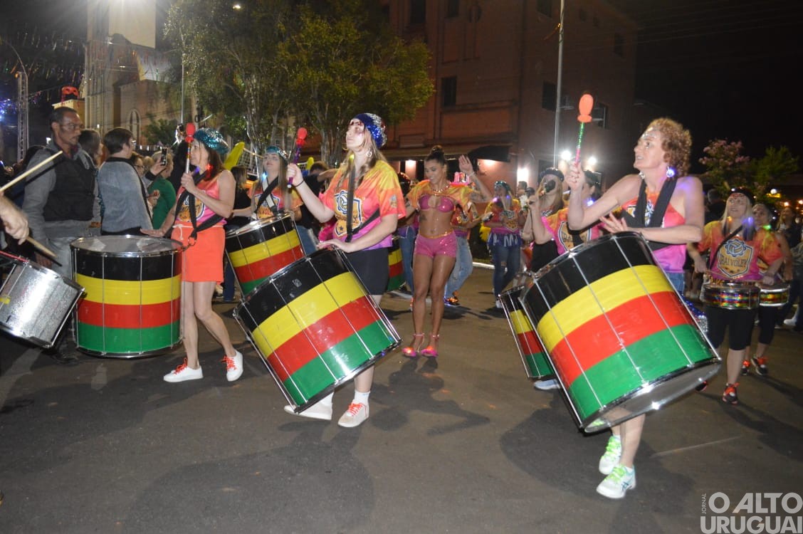 Desfile de rua do Carnaval Regional de Iraí reúne grande público