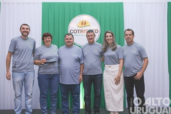 Colaboradores da Cotrifred recebem homenagem