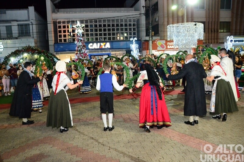 Apresentações do Centro Cultural 25 de Julho marcam noite do Frederico em Luz