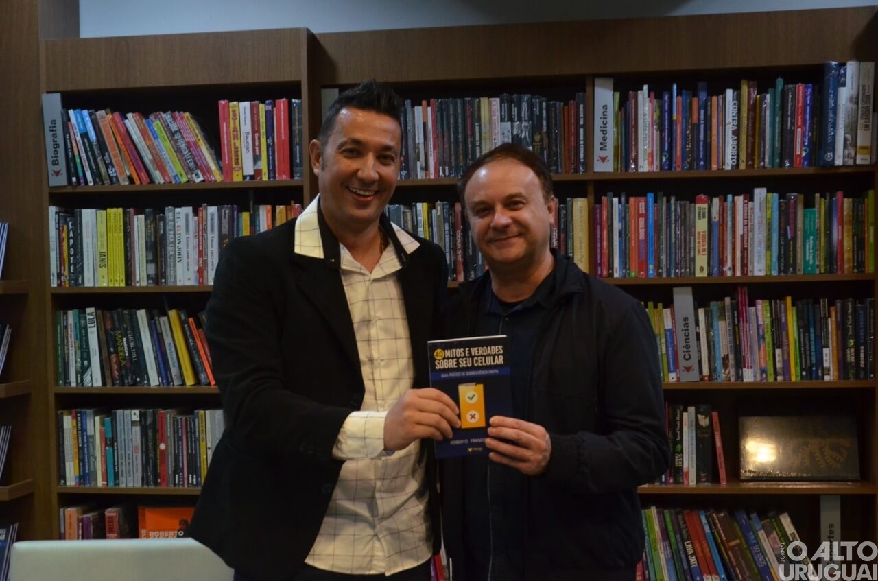 Professor Roberto Franciscatto lança livro pela Vitrola Editora