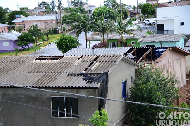 Vendaval causa estragos em Caiçara