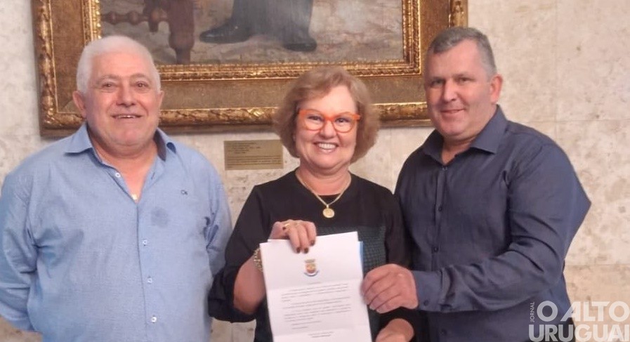 Prefeito de Alpestre entrega convites a autoridades em Porto Alegre para evento dos 61 anos do município