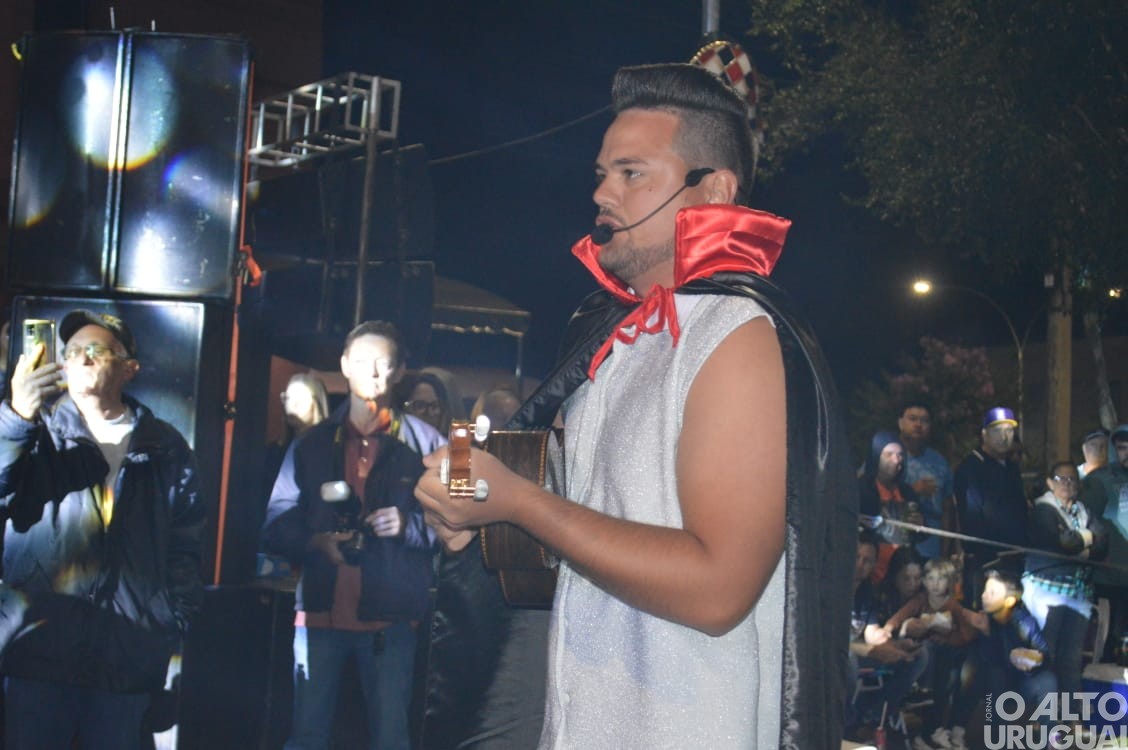 Desfile de rua do Carnaval Regional de Iraí reúne grande público