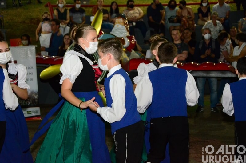 Apresentações do Centro Cultural 25 de Julho marcam noite do Frederico em Luz