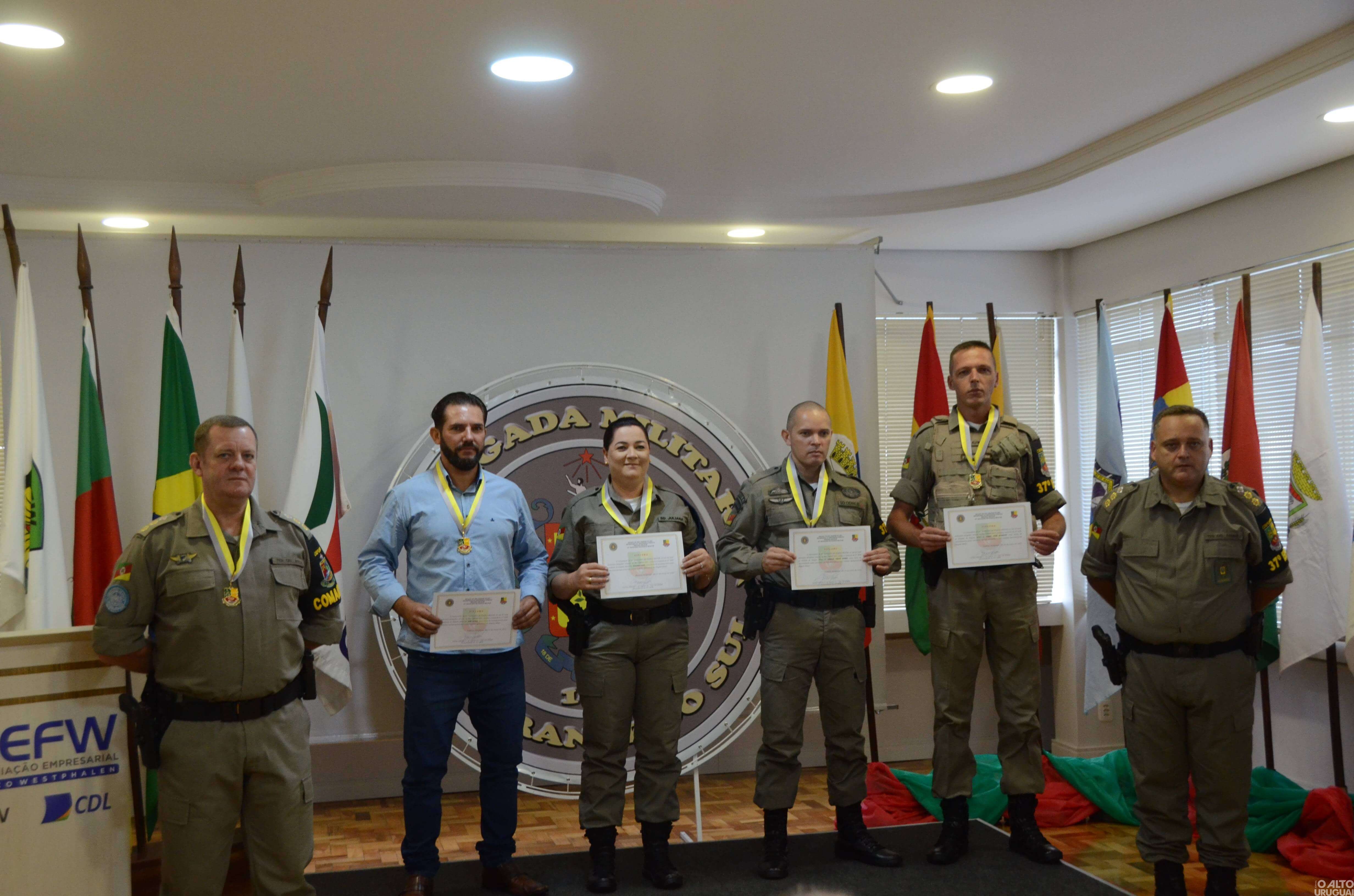 37º BPM realiza cerimônia de entrega de comendas