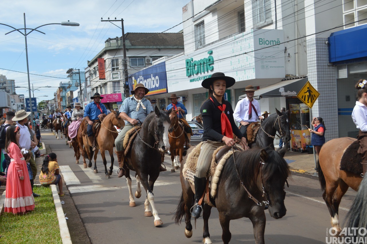Desfile Farroupilha encerra festejos de FW
