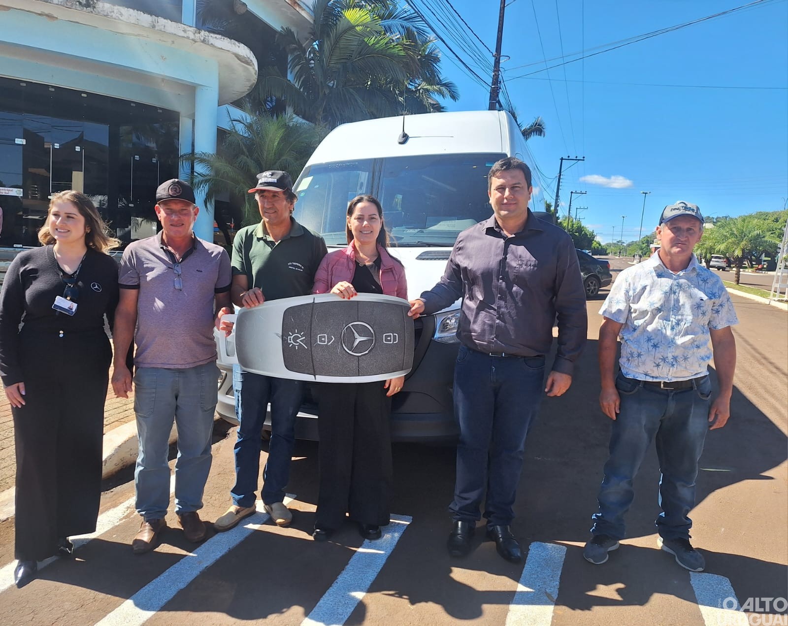 Administração de Cristal do Sul recebe novo micro-ônibus para a Educação