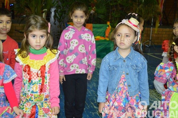 Festa Junina da Escola Irmã Odila Lehnen reúne comunidade em noite de alegria e tradição