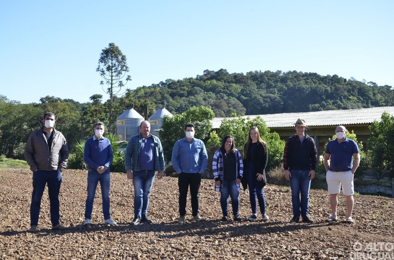 Administração de Caiçara concede serviços de terraplanagem para construções de pocilgas