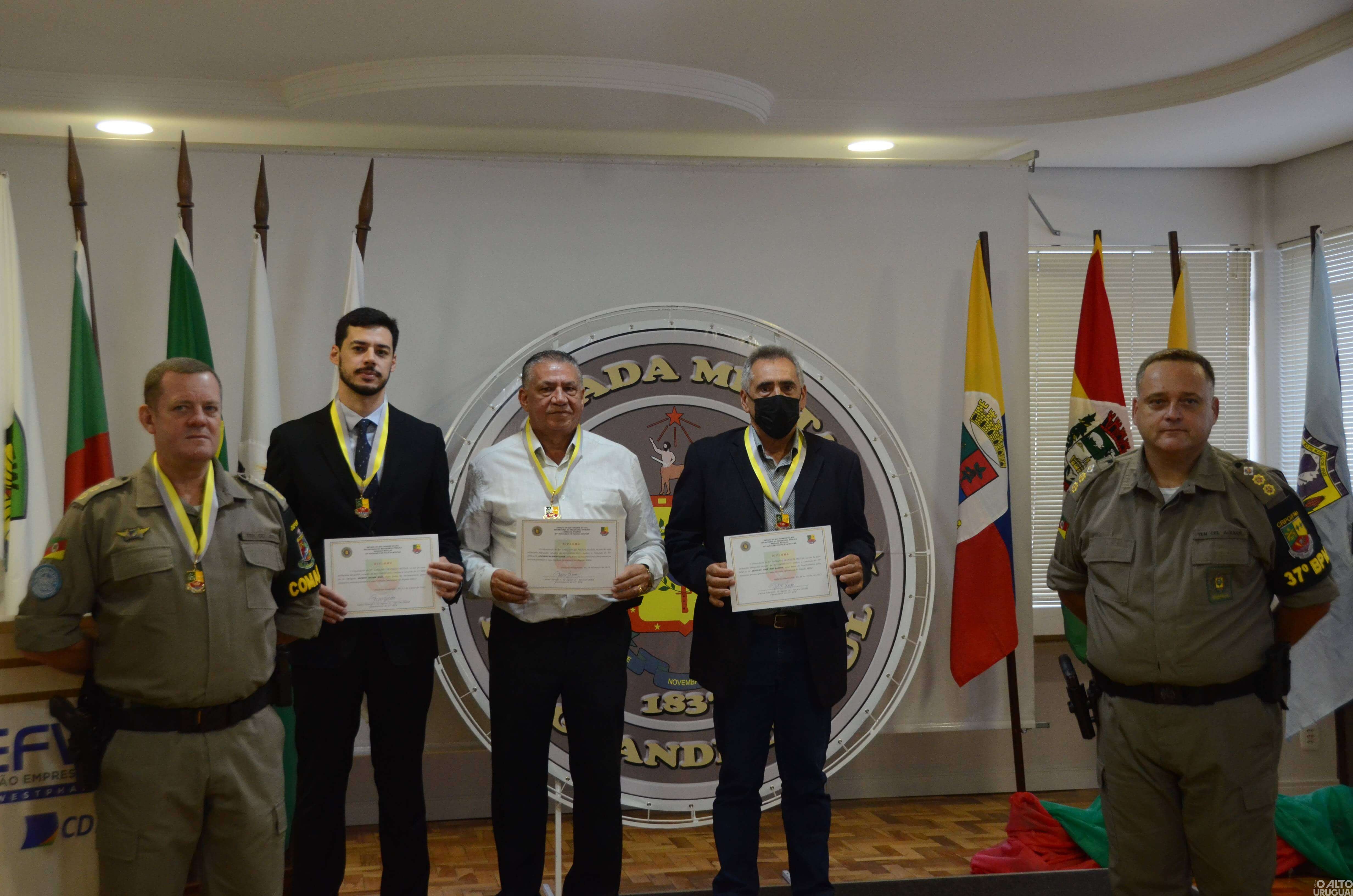 37º BPM realiza cerimônia de entrega de comendas