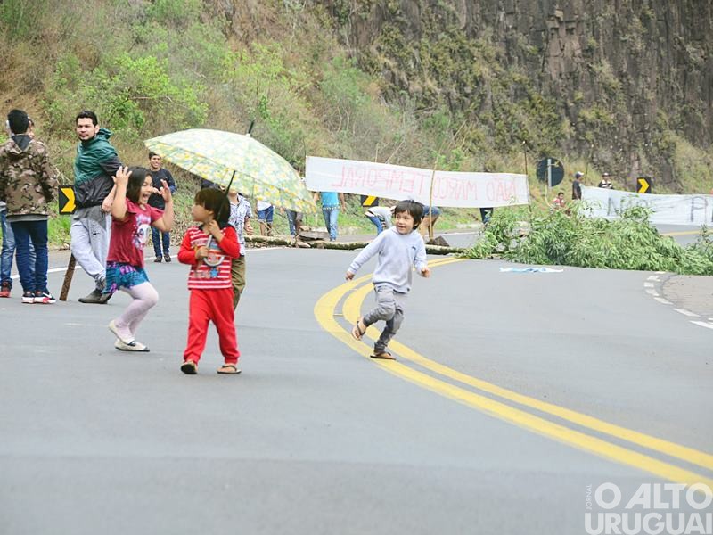 Indígenas voltam a bloquear trânsito na BR-386 em Iraí