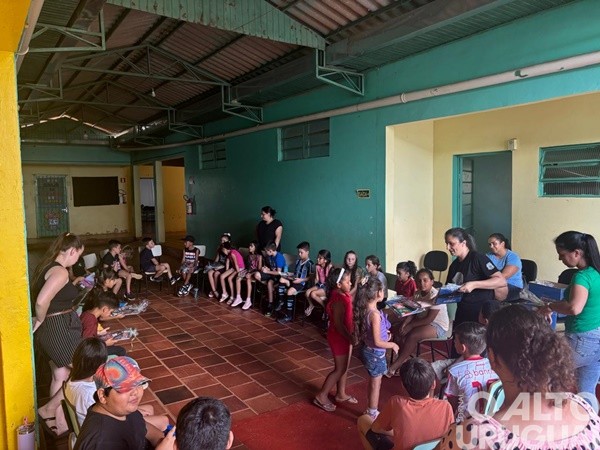 Dois Irmãos das Missões entrega de kits escolares aos alunos