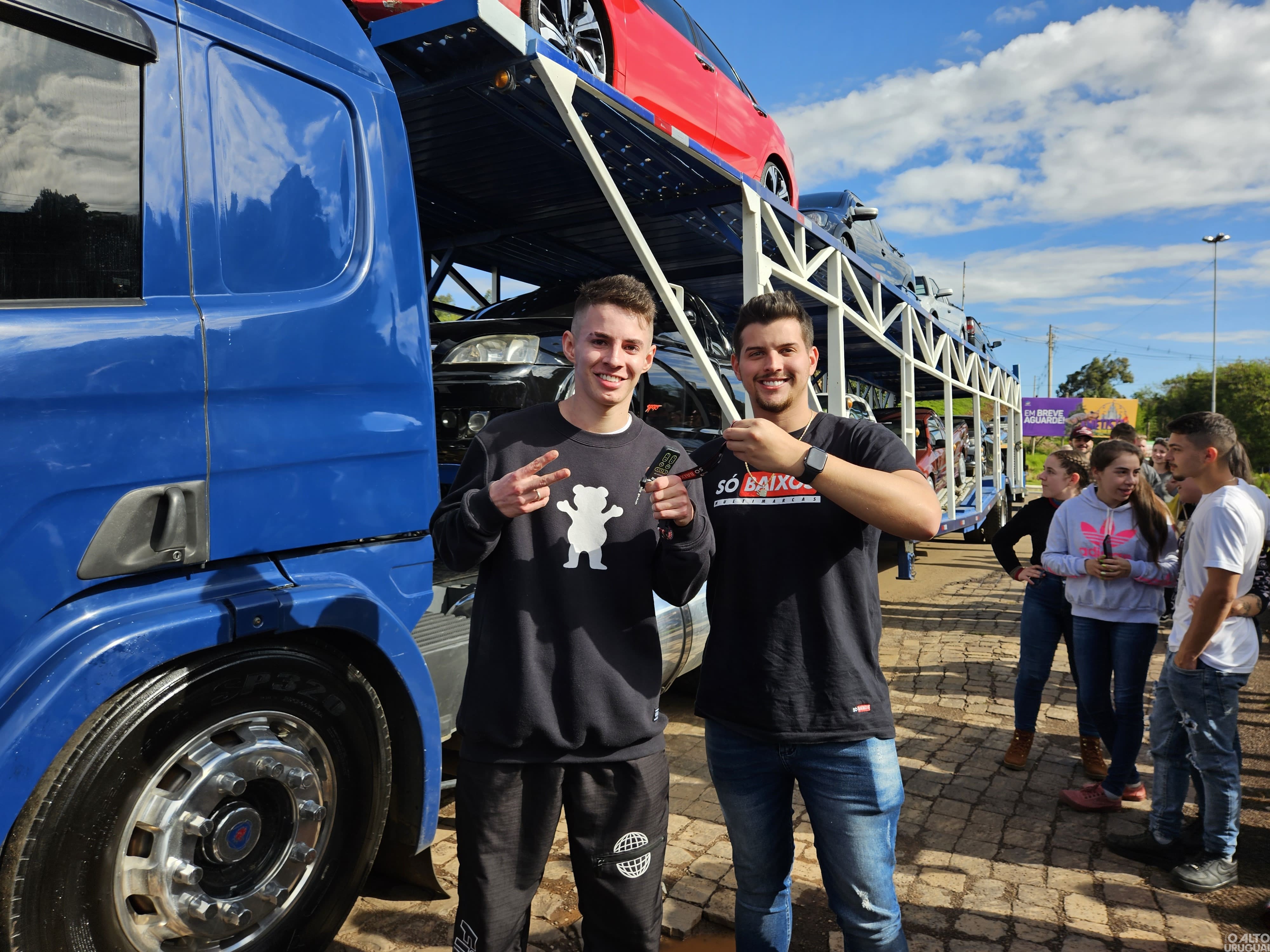 Frederiquense recebe caminhão de carros no valor de R$ 500 mil