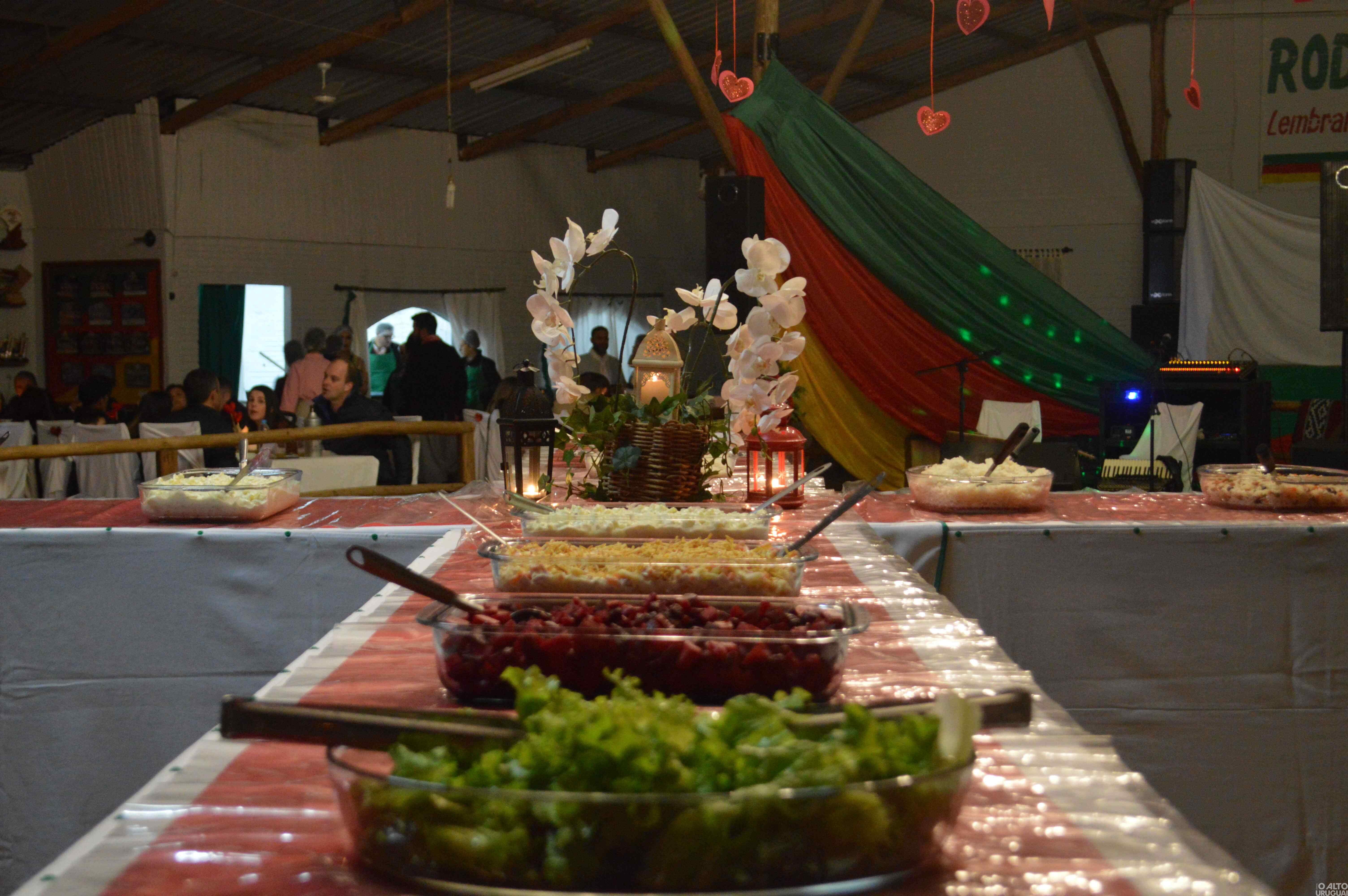 Noite do Galanteio reúne casais no CTG Rodeio da Querência