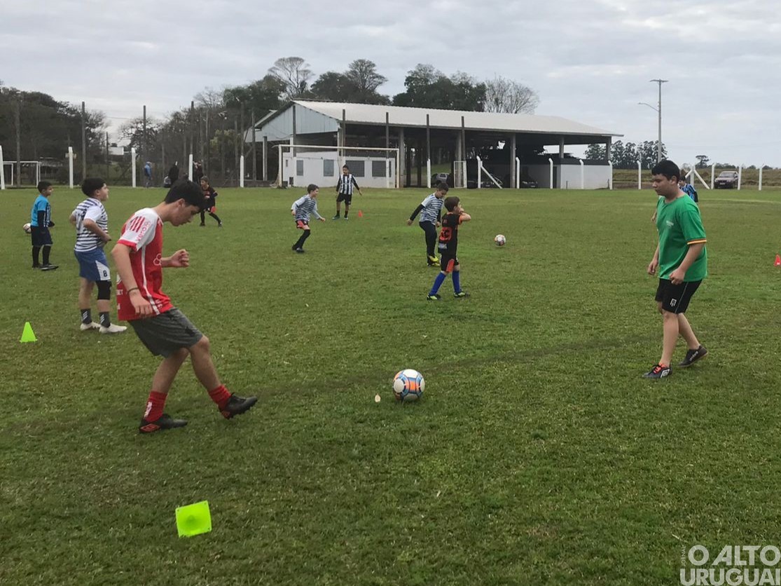 Escolinha CT Futura oferece aulas gratuitas de futebol e futsal em Caiçara