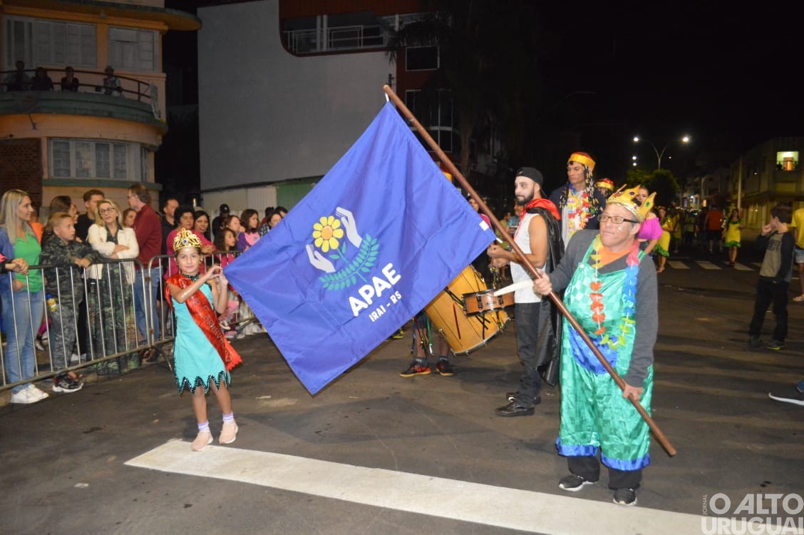 Desfile de rua do Carnaval Regional de Iraí reúne grande público