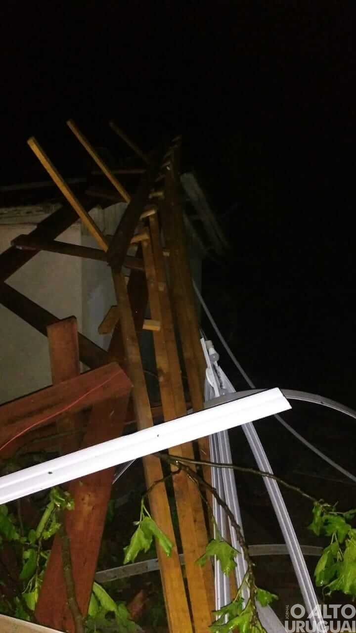 Temporal causa destruição em Pinheirinho do Vale