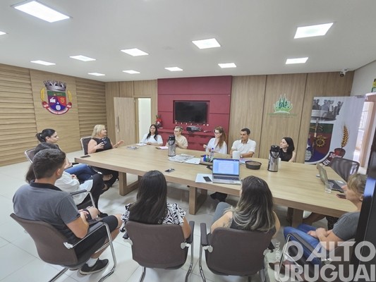 Presidente da Câmara de FW dialoga com servidores e apresenta equipe