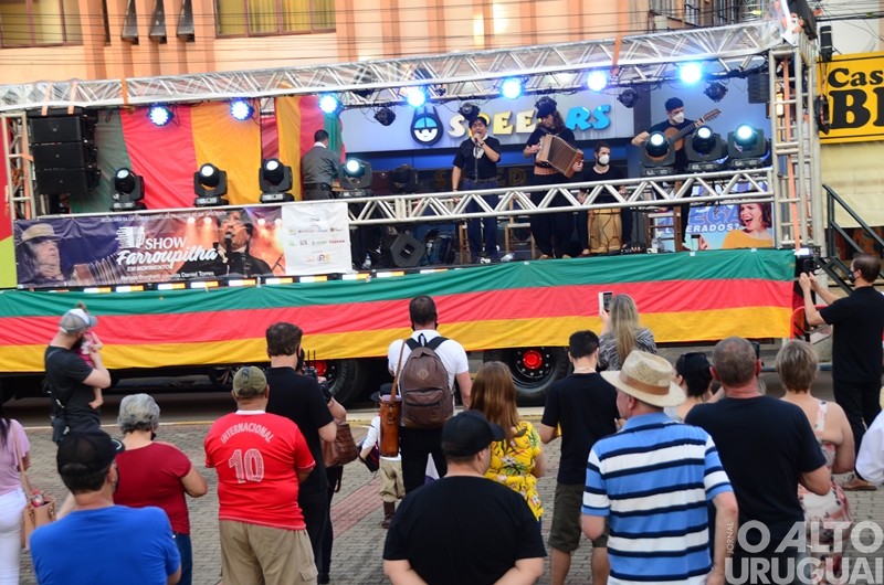 Renato Borghetti e Daniel Torres apresentam show farroupilha em FW