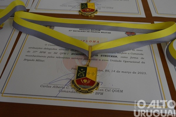 Autoridades são homenageadas pelo 37º BPM