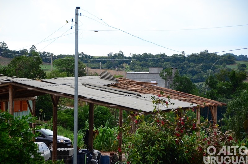 Vendaval causa estragos em Caiçara