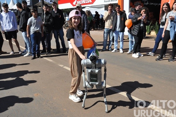 Chamarisco encanta visitantes e simboliza a chegada da robótica ao campo