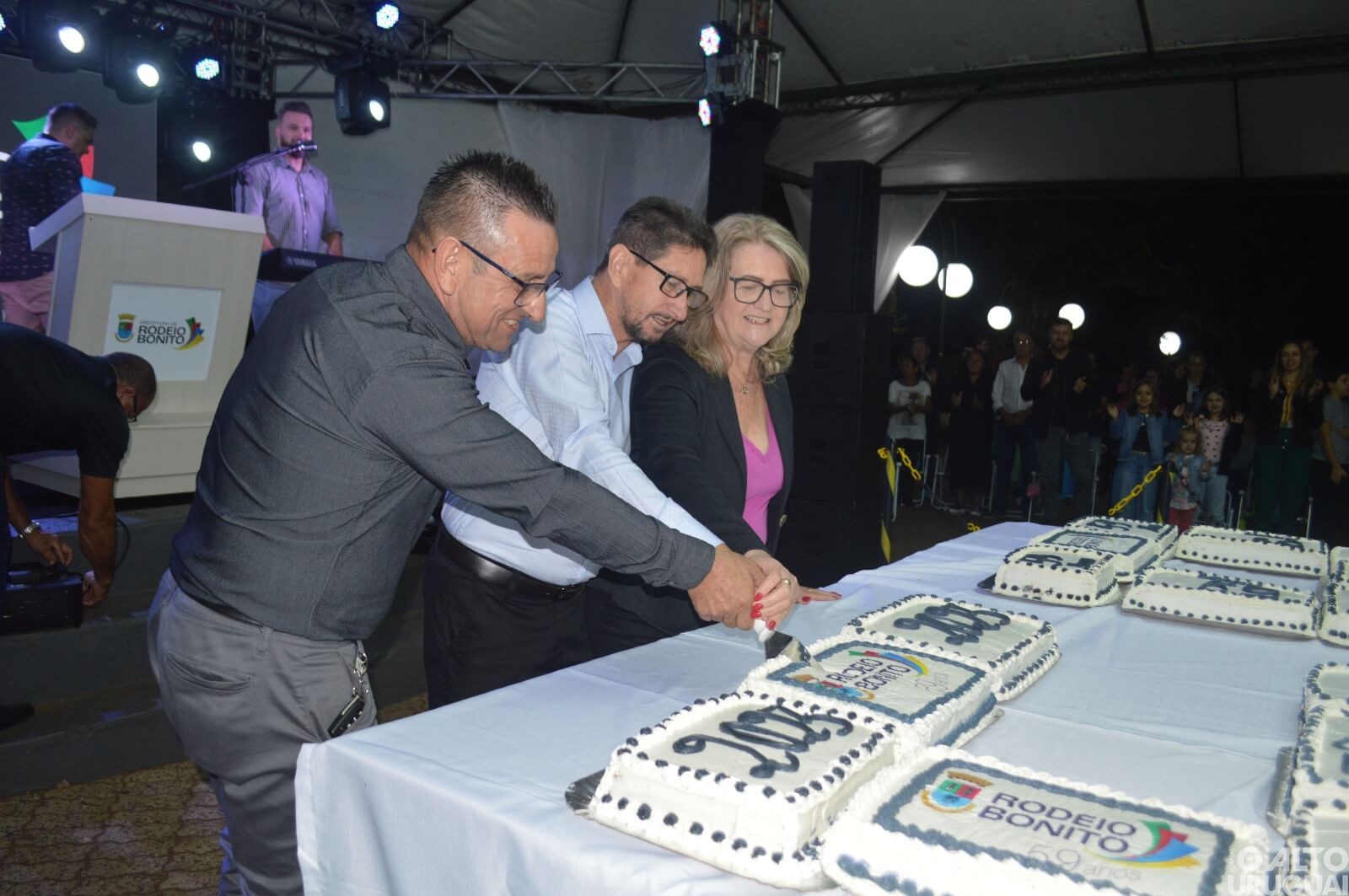Rodeio Bonito: corte de bolo de 100 kg marca aniversário do município