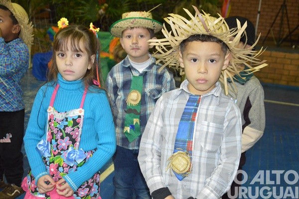 Festa Junina da Escola Irmã Odila Lehnen reúne comunidade em noite de alegria e tradição
