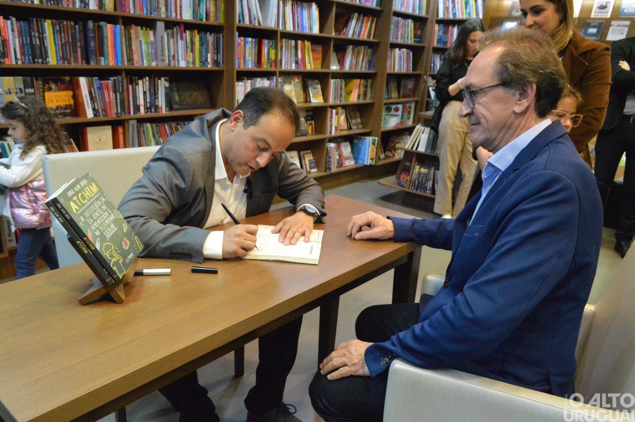 Médico Jorge Alan Souza recebe convidados para lançamento de seu livro