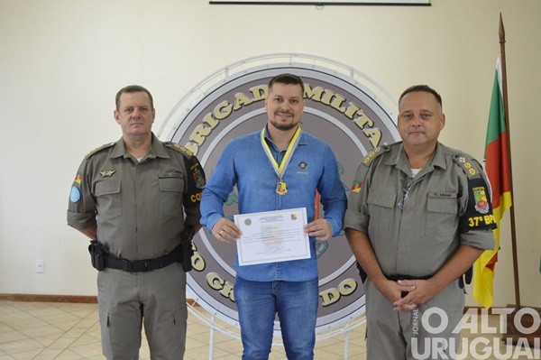 Autoridades são homenageadas pelo 37º BPM