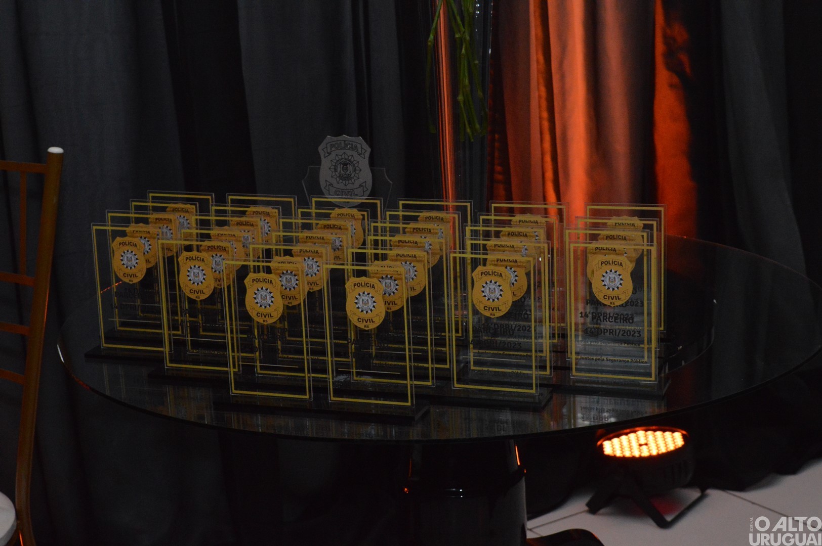 Baile Golden Night homenageia parceiros da Polícia Civil