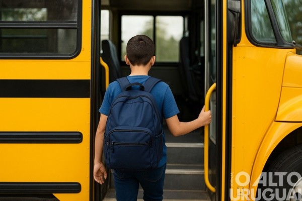 FW investe mais de R$ 1,2 milhão na compra de três ônibus escolares