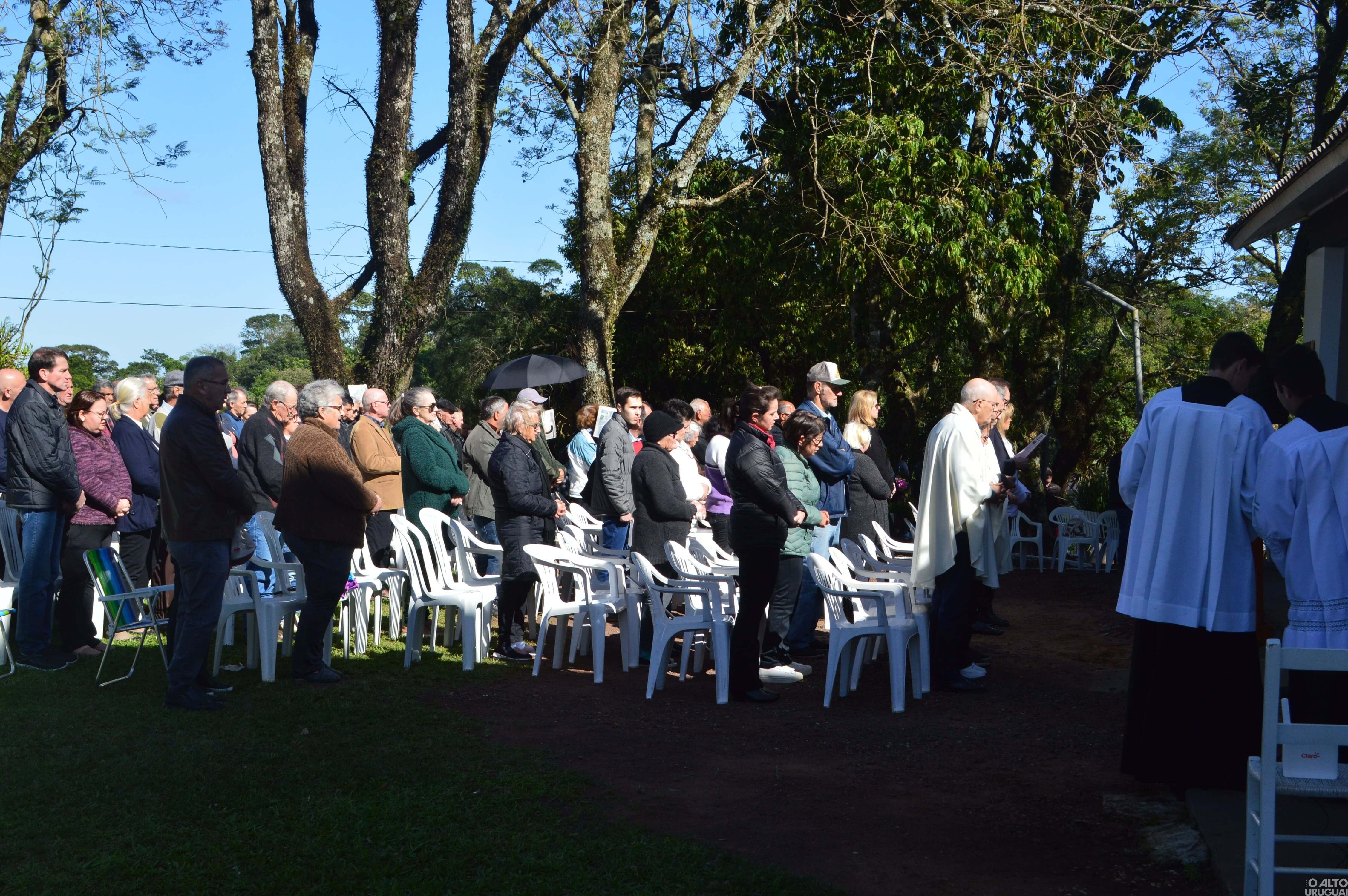 Missas e visitas relembram entes queridos nesse Dia de Finados