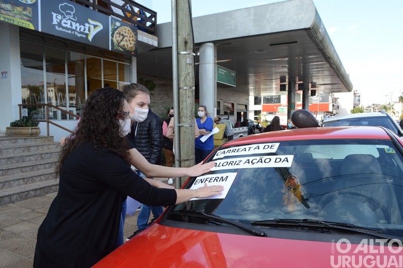 Profissionais de enfermagem promovem carreata