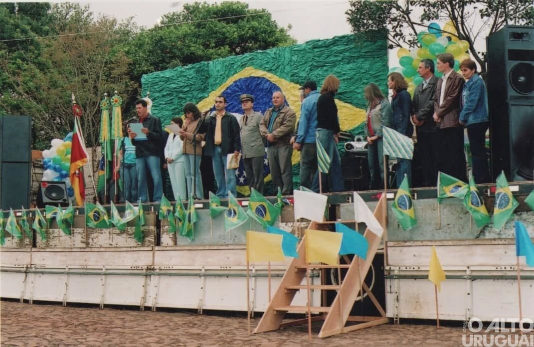 Desfile cívico é realizado em Vista Alegre após 20 anos