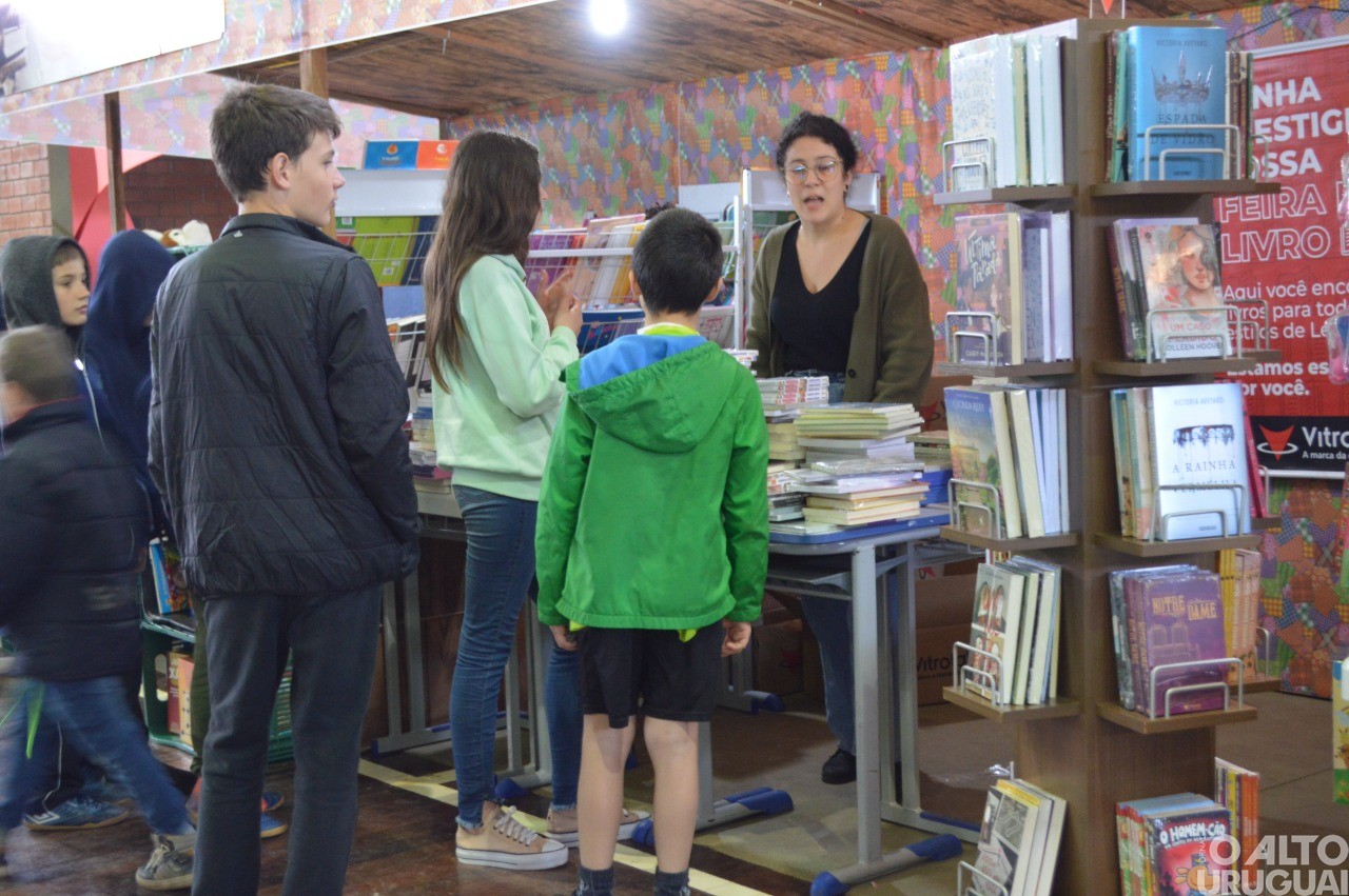 Feira do Livro da Escola Caiçara recebe grande público no primeiro dia