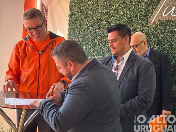 Cresol Raiz está presente na feira com atrações interativas, negócios e presença marcante no agro