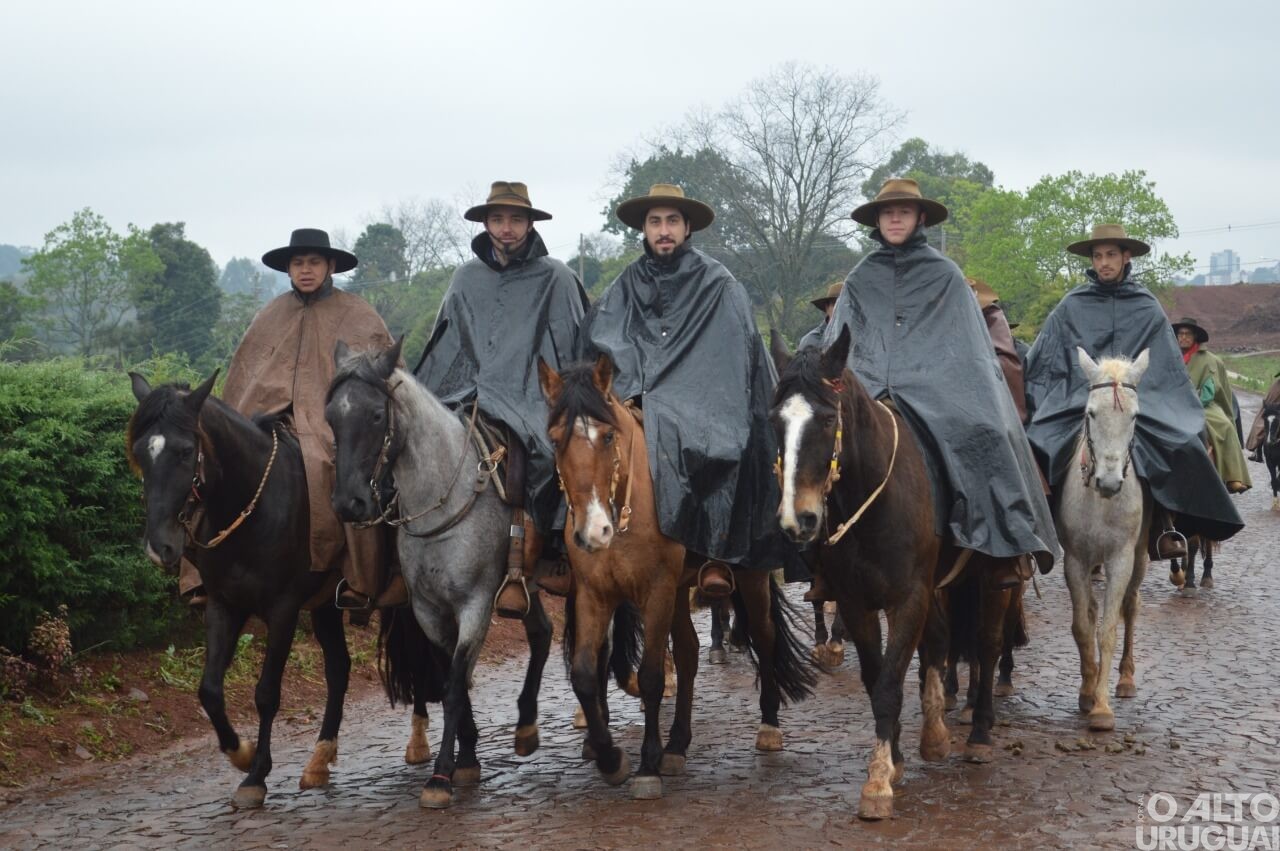 Iraí a Erval Seco: cavalarianos do 30º Bate-Casco passam por FW