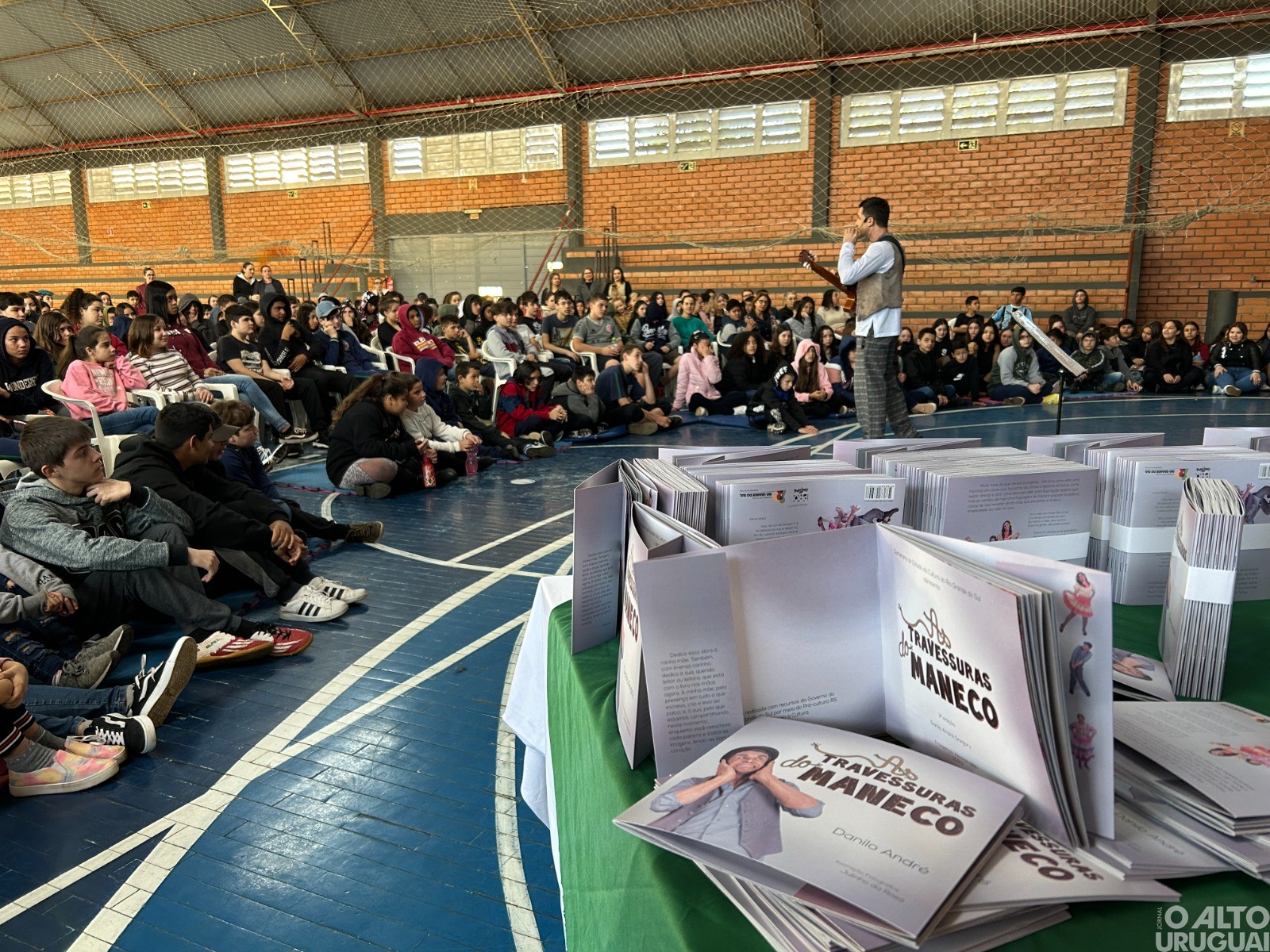 Danilo Gregory apresenta espetáculo “As Travessuras do Maneco” para rede de ensino de FW