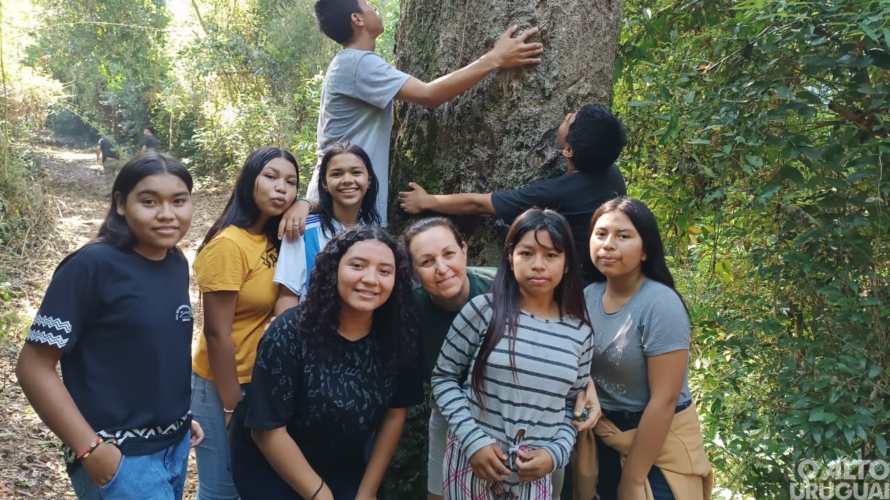 Alunos da Escola Estadual Indígena Nan Ga vivenciam aula na cachoeira