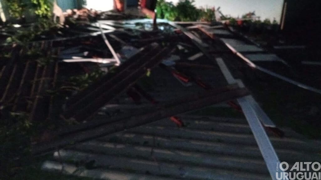 Temporal causa destruição em Pinheirinho do Vale