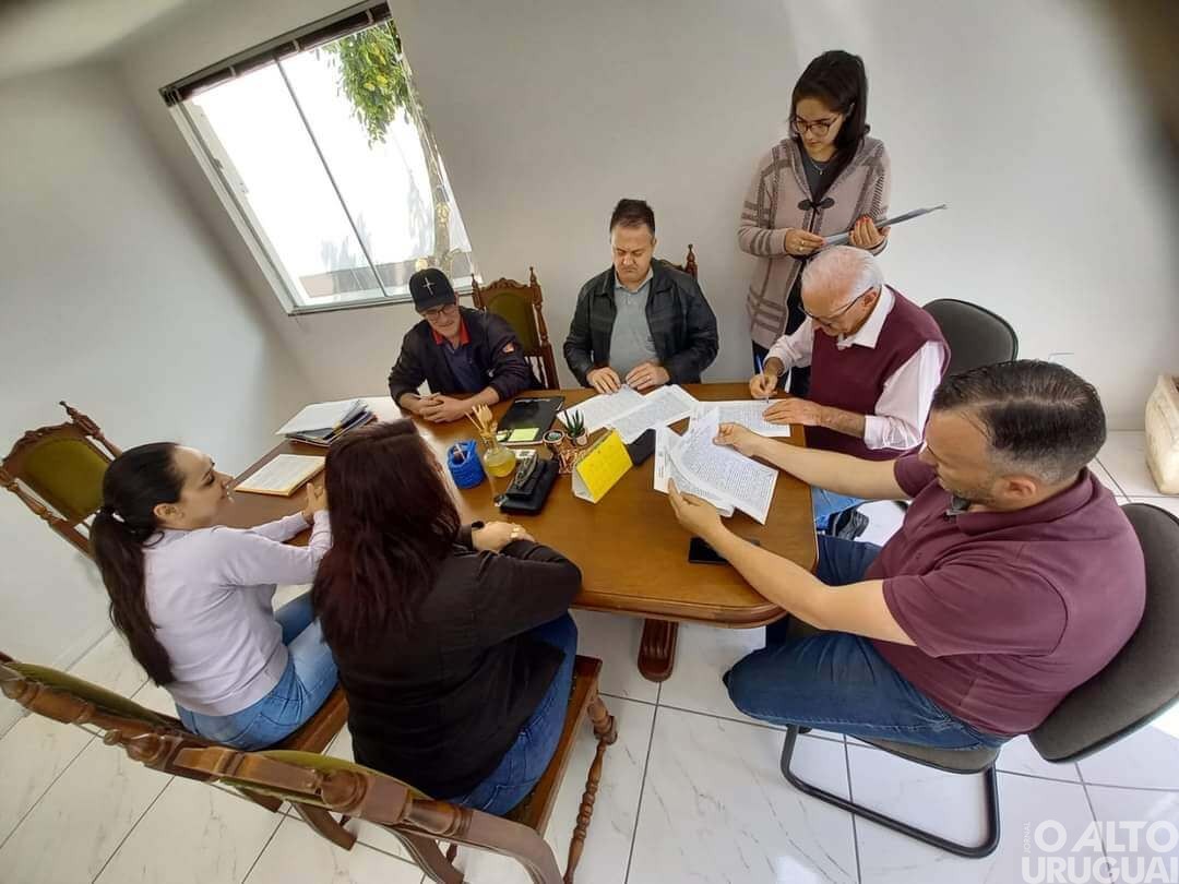 Primeiras escrituras para regularização de distritos industriais são assinadas em Palmitinho