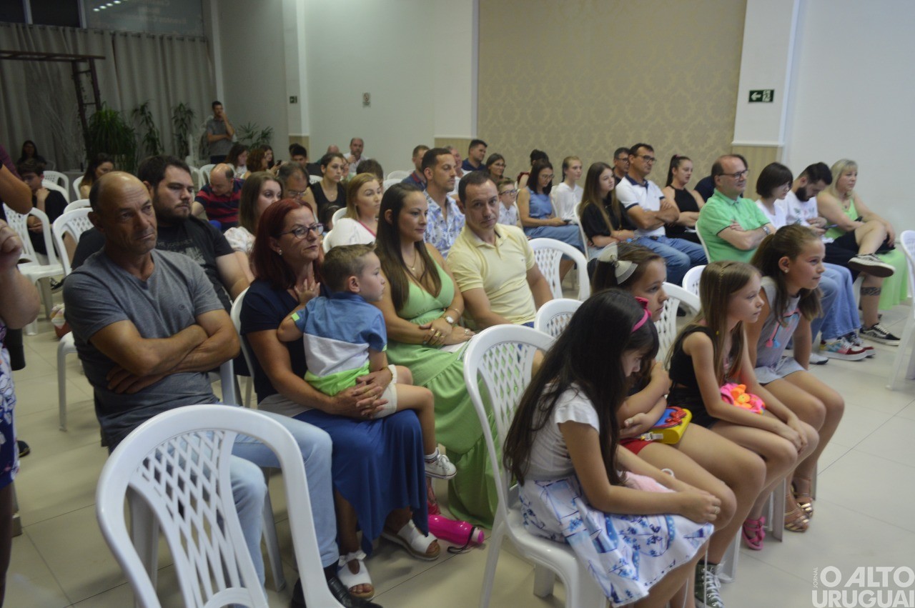 Recital da Escola Compasso encanta público