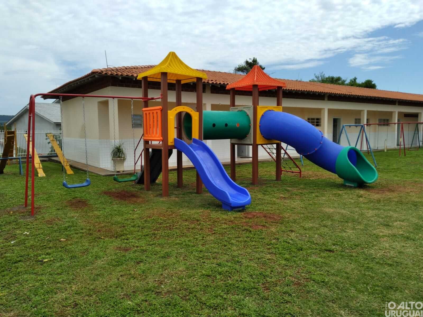 Pinheirinho do Vale: escolas municipais são beneficiadas com parques infantis