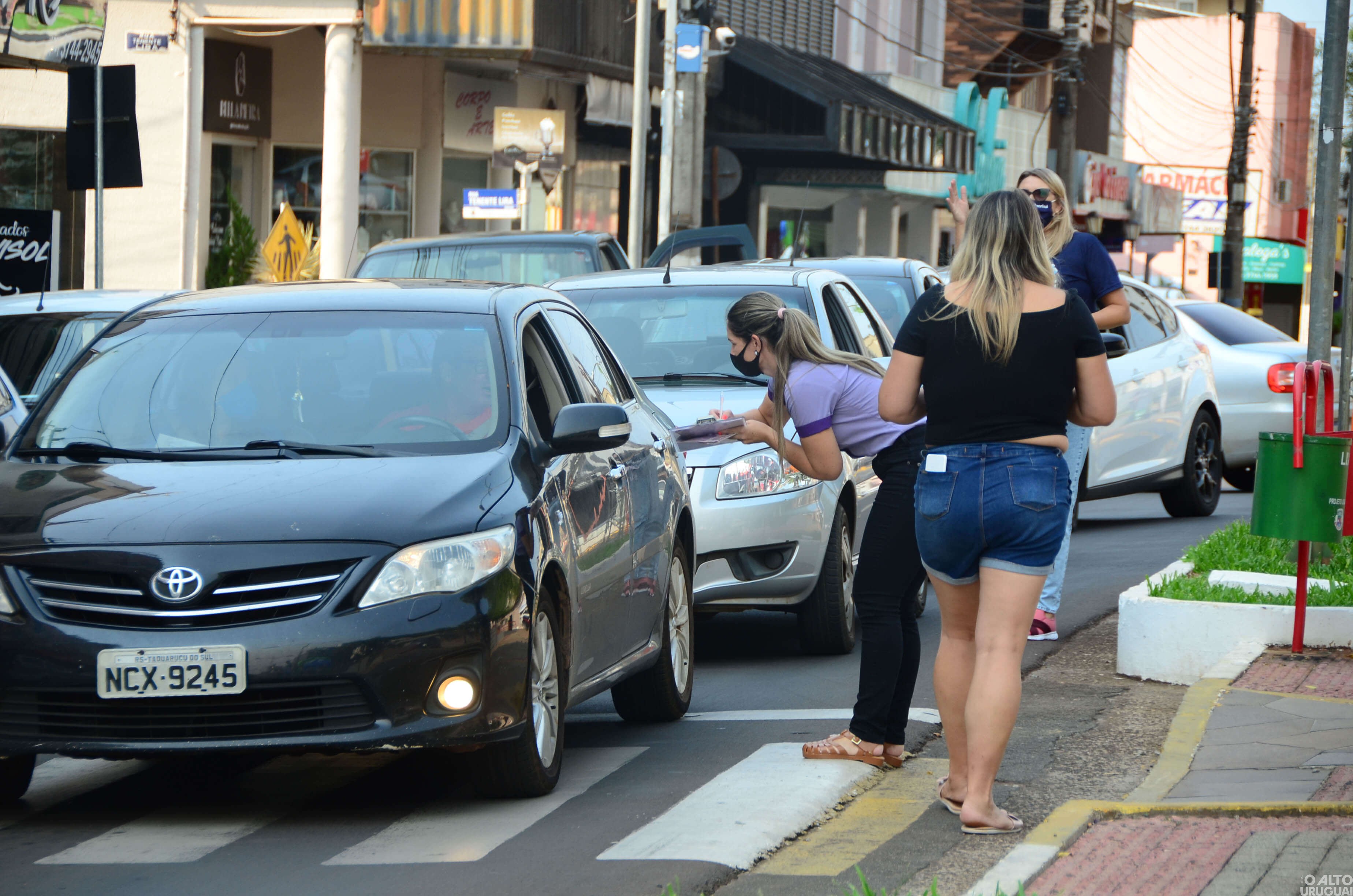 Organização da Expopedras realiza adesivaço em FW