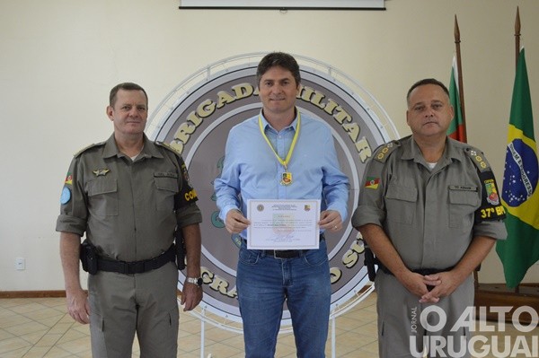 Autoridades são homenageadas pelo 37º BPM