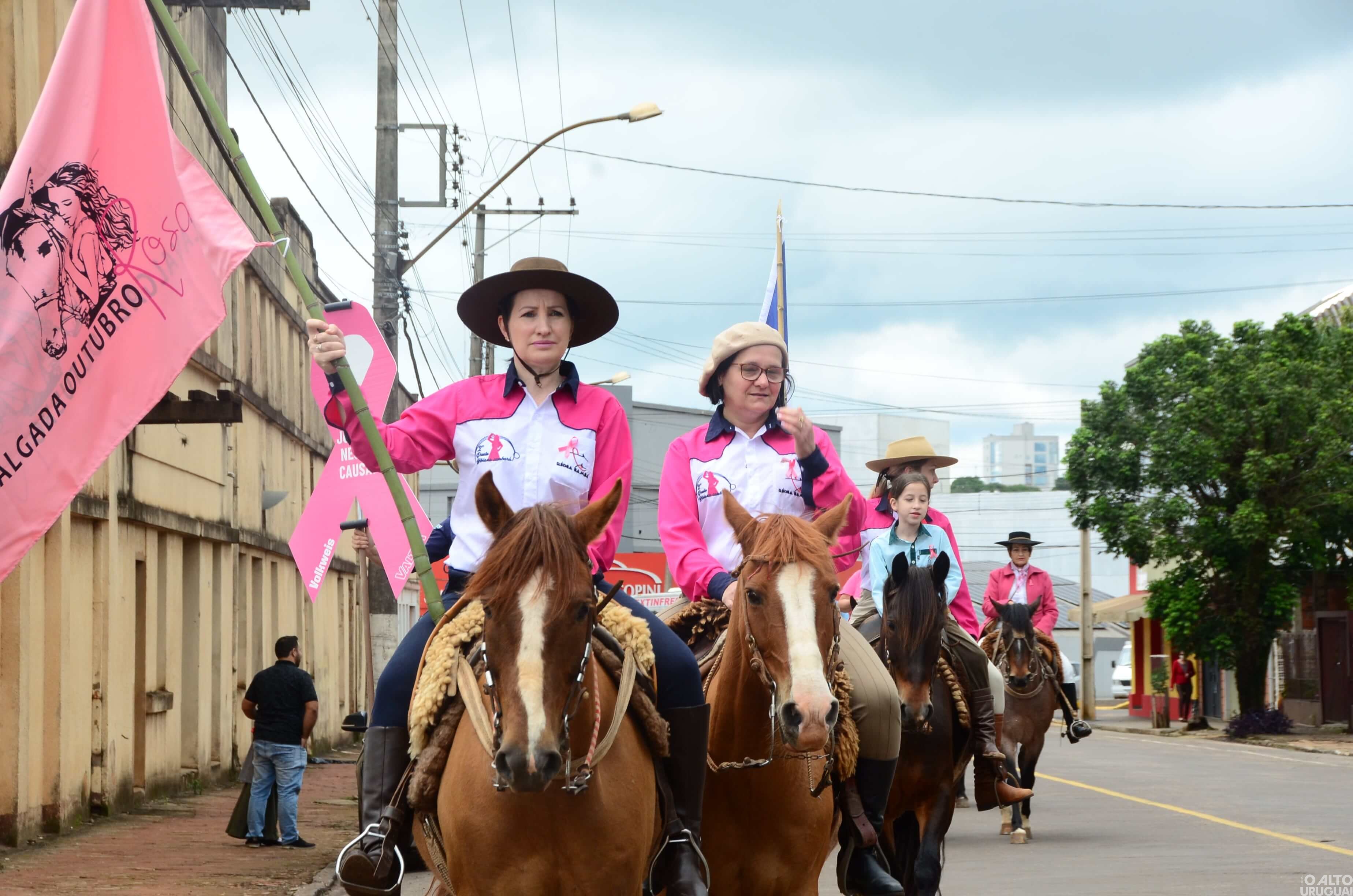 CTG Rodeio da Querência promove cavalgada alusiva ao Outubro Rosa
