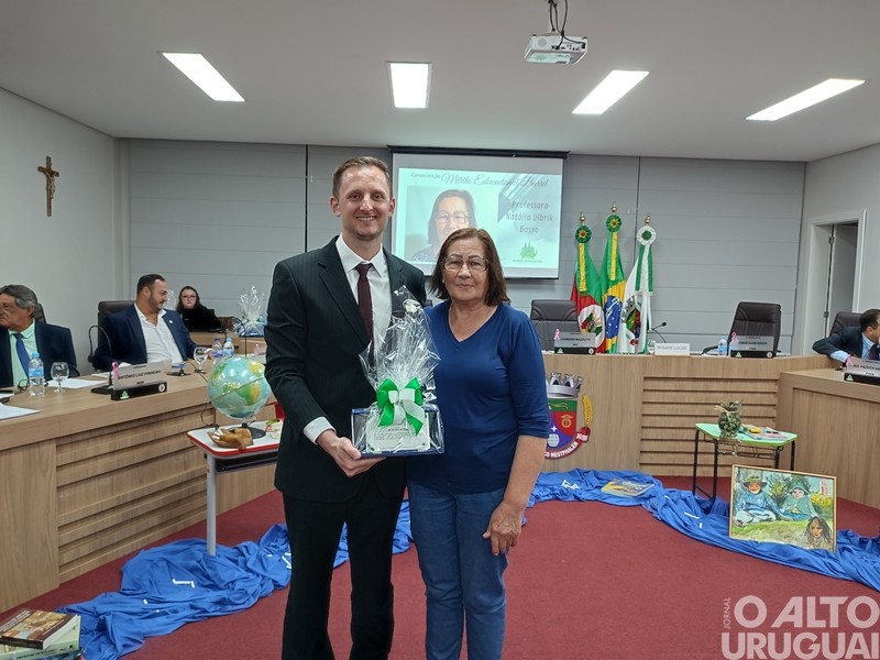Poder Legislativo valoriza professores com a Condecoração Mérito Educacional Barril