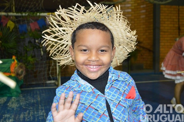 Festa Junina da Escola Irmã Odila Lehnen reúne comunidade em noite de alegria e tradição